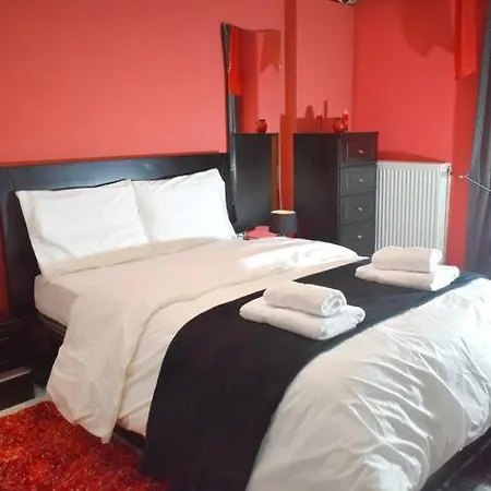 The Red House δίπλα στον μύλο των ξωτικών