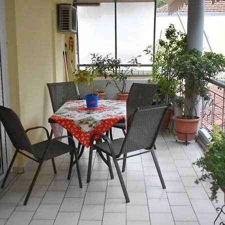 The Red House δίπλα στον μύλο των ξωτικών